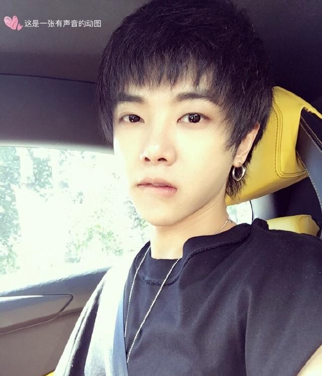 富二代华晨宇开千万豪车,家却很简陋,网友:钱都买车了?