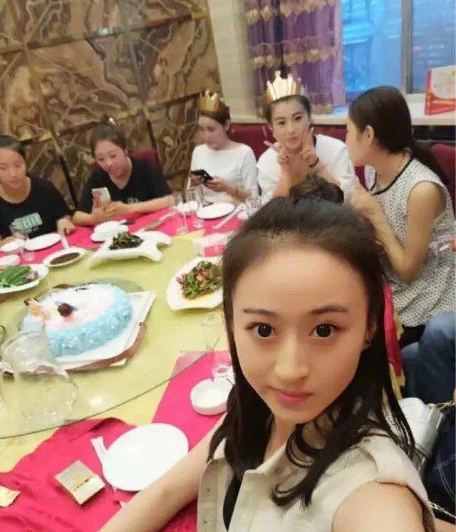 女朋友公司聚餐发的照片,看完我觉得被绿了