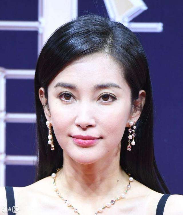 微博之夜女明星近距离照片比拼 网友 都败给了去惊艳的范冰冰