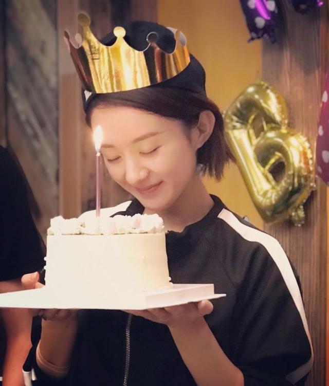 11年前冯小刚瞧不上她,今成电视剧女王身家3亿,座驾十分豪华!
