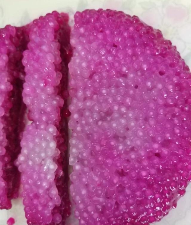 和火龙果加在一起,放入冰箱两个小时,拿出来吃