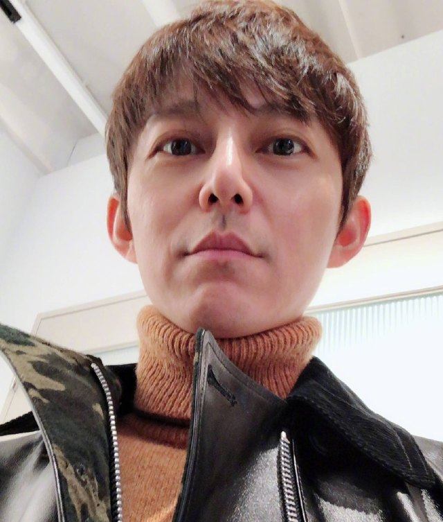 何炅晒和王嘉尔自拍 大红嘴唇最抢镜 网友 何炅就是王嘉尔的恩