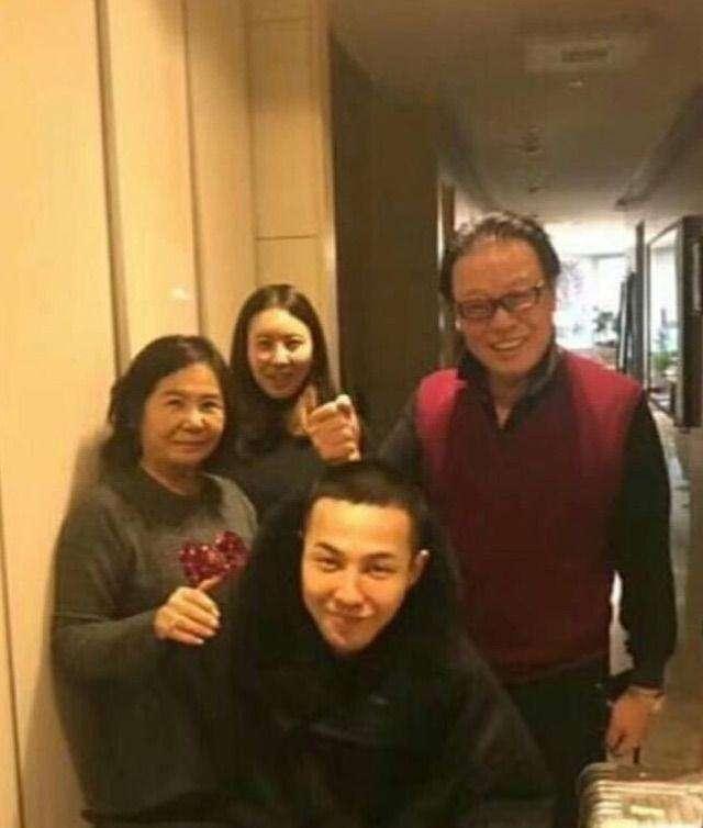 权志龙剃掉头发洗净纹身低调入伍白骨部队。网