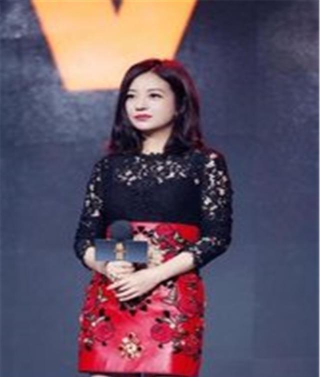 明艳动人的红色皮裙,巧妙搭配,满满少女感