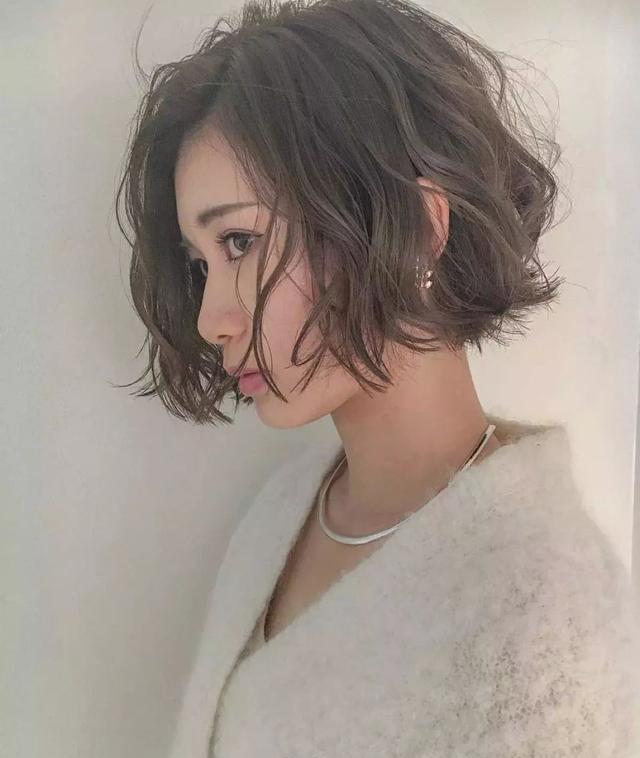 绵羊烫短发 绵羊烫是2018年烫发的流行趋势,很多女最近都纷纷烫起了