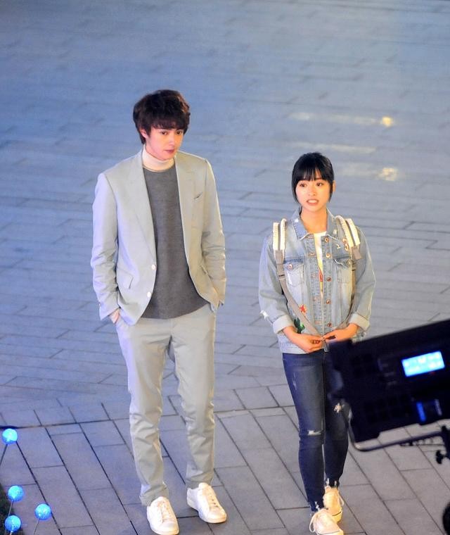 杉菜沈月垫木墩与花泽类官鸿拍戏 上演最萌身高差相当有爱