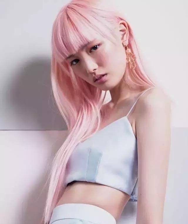 那个顶着粉色顶级头发游走女生时尚圈的神秘华一头什么的是样子卵图片