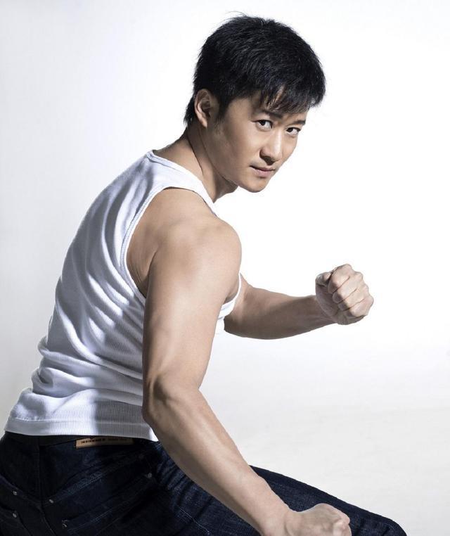 最帅穿背心的男星,王力宏秀出好身材,吴彦祖最