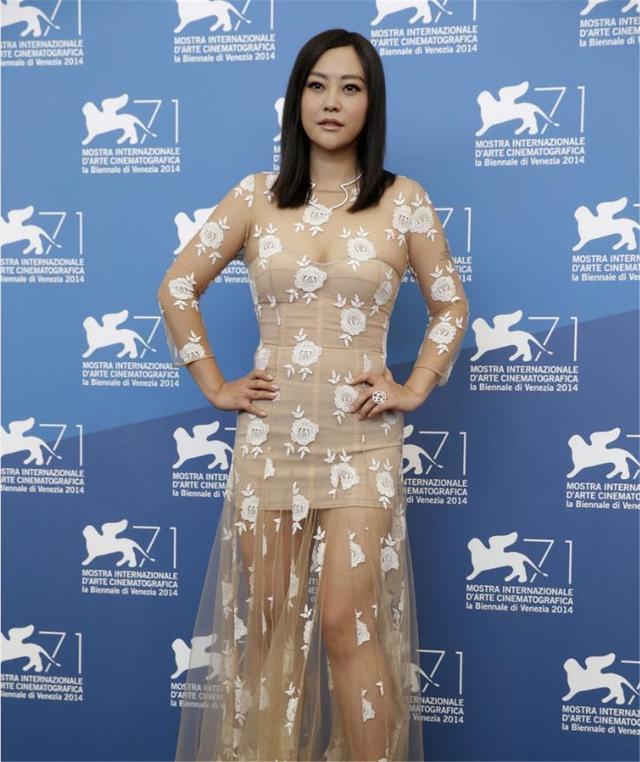 都是邓超最爱的人，一个前任，一个现妻，但对比两人美貌却尴尬了