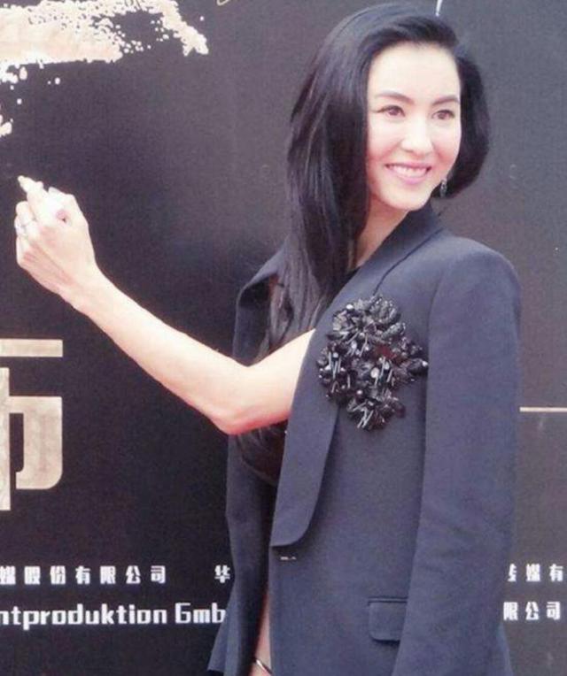 娱乐圈左撇子明星排行榜,王力宏第五,张柏芝第二,赵本山第一?