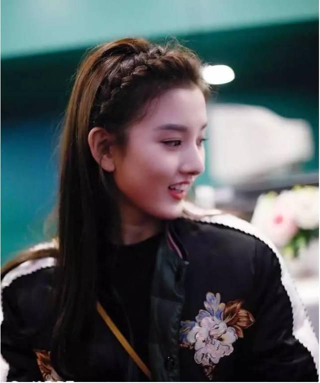 网友晒宋祖儿电梯偶遇照，皮肤无瑕疵真嫩啊，网友：背后镜子亮了