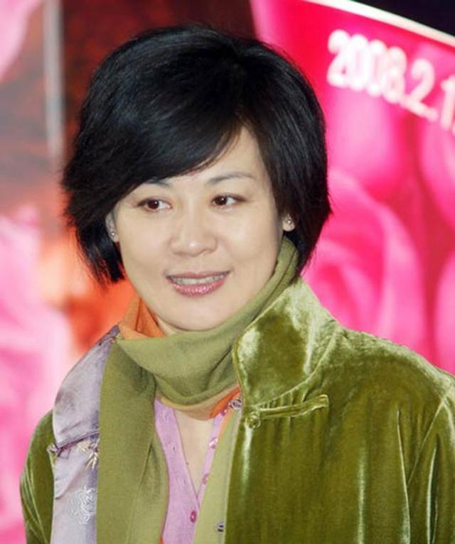 20岁一剧成名，25岁嫁鬼佬，34岁独自带儿子回国，儿子长得有点丑