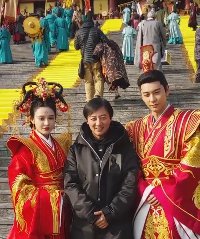 电视剧《东宫》杀青,全剧组拍合照,这么多人我