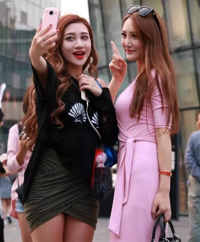 街拍: 女友交上这样的闺蜜要小心