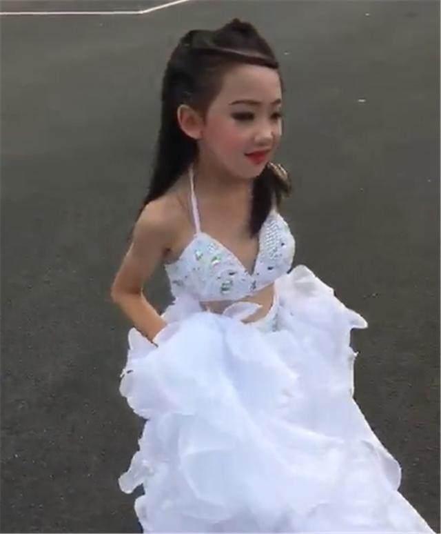 新娘请6岁小女孩当伴娘,可女孩化妆后太漂亮,抢了新娘