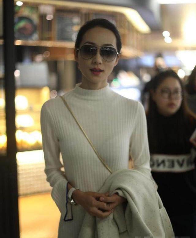 韩雪戴1700万手表穿紧身白毛衣亮相,那里真的太显形了