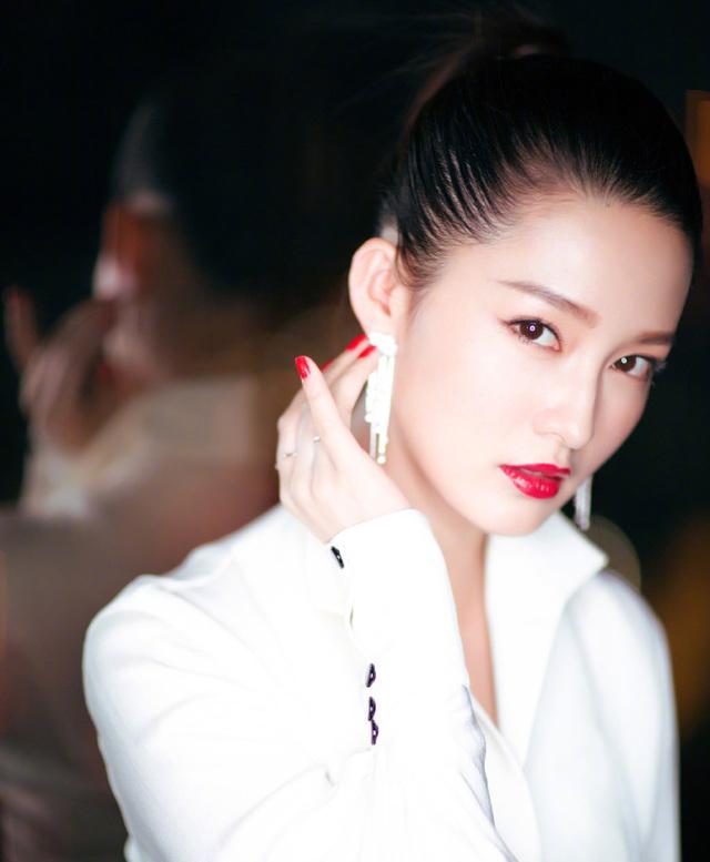 李沁出席某活动最新造型曝光,撞脸多个女明星