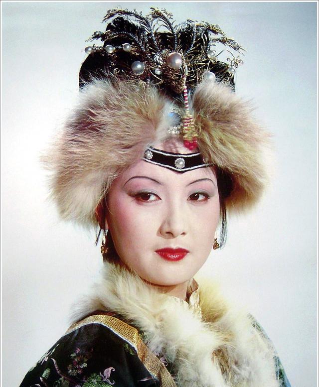 邓婕的王熙凤珍贵剧照几十张，太惊为天人了，无人超越