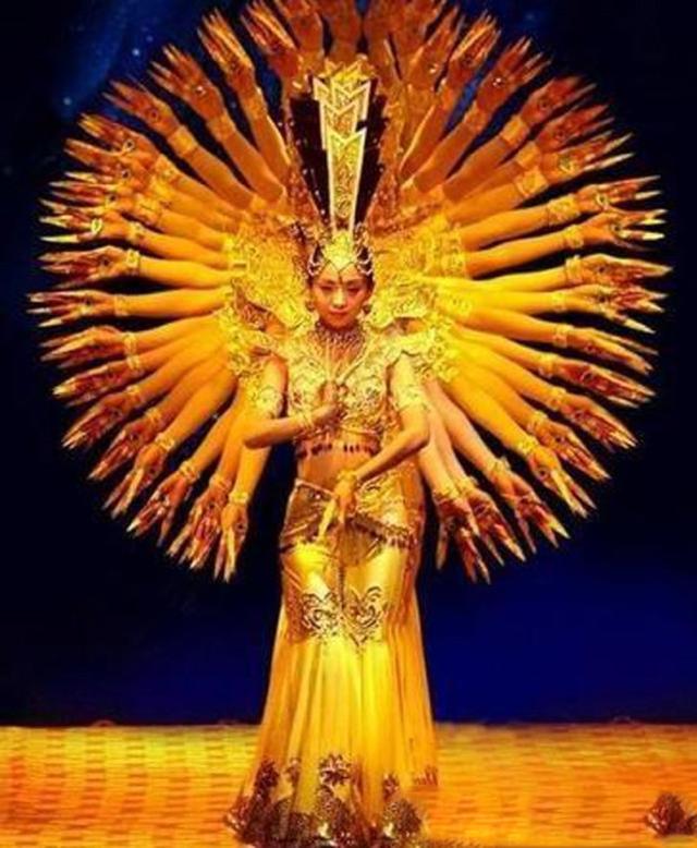 用表情跳孔雀舞