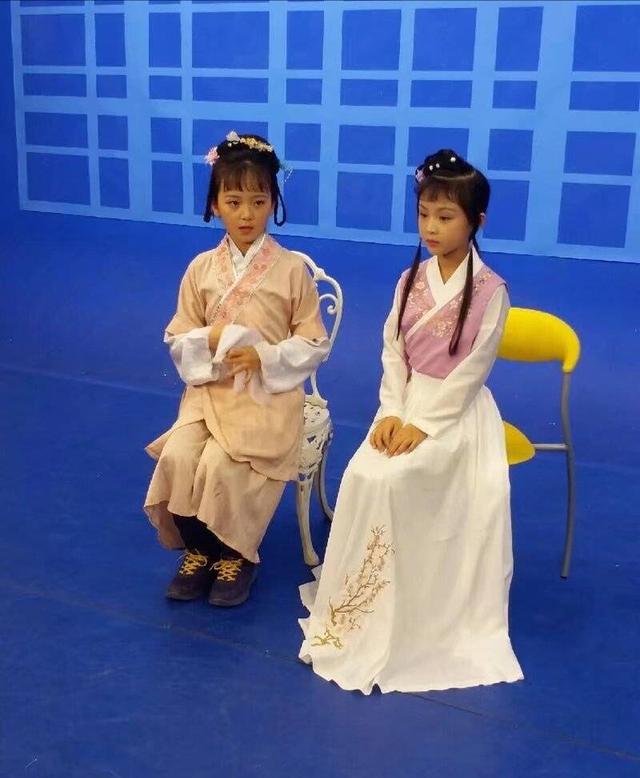 00后俩位小美女周漾玥和钟熠璠,小戏骨红楼梦里面的俩位演员.