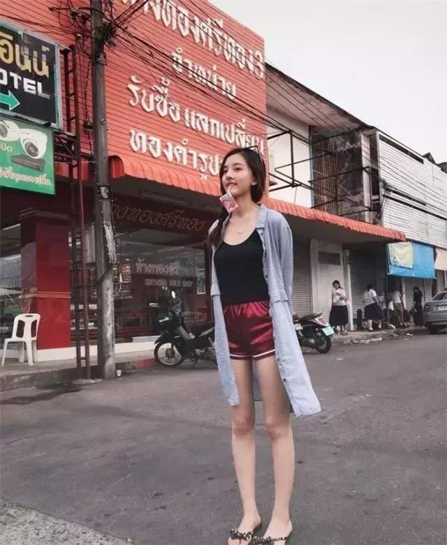8岁出道,19岁就开上百万豪车,颜值比关晓彤高!