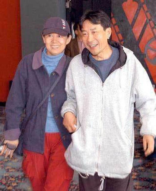 儿子成人像爸爸一样帅气啊!