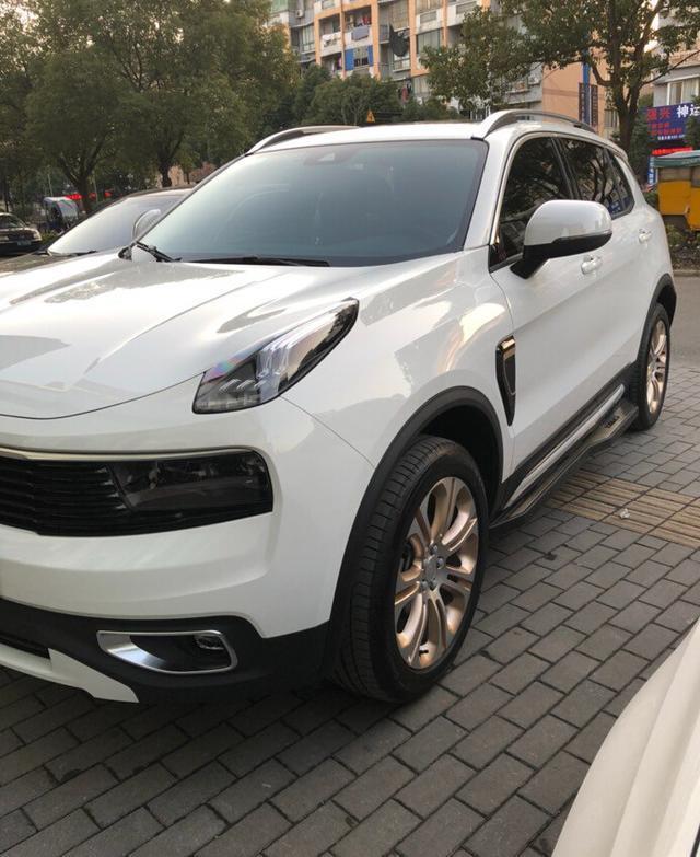 领克01型pro白色6000块加装作业, 原厂质量就是好, 更像一台SUV了