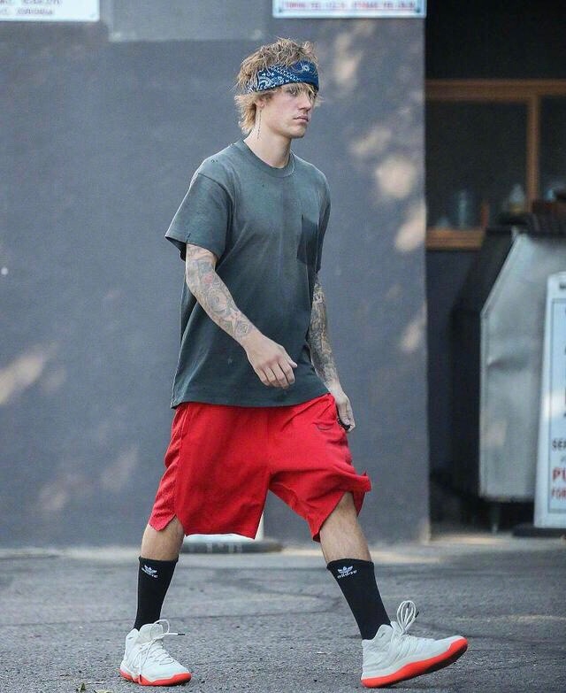 街拍,贾斯汀·比伯,快餐,外出,强迫症 . 当地时间2月15日，贾斯汀·比伯（Justin Bieber）外出吃快餐的街拍