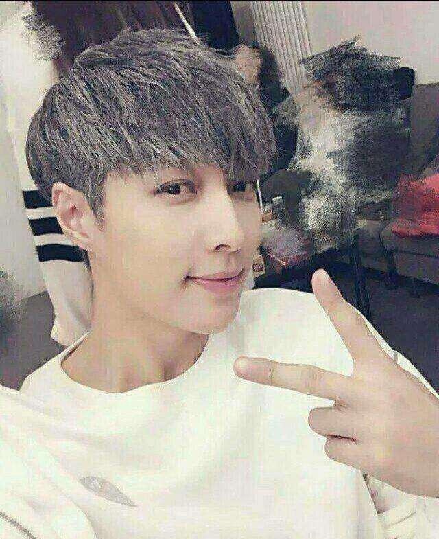 古力娜扎留了张艺兴同款奶奶灰发型,网友:好帅!