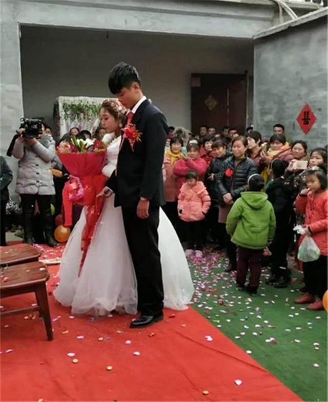 18岁小伙娶17岁新娘, 婚礼现场不知所措!