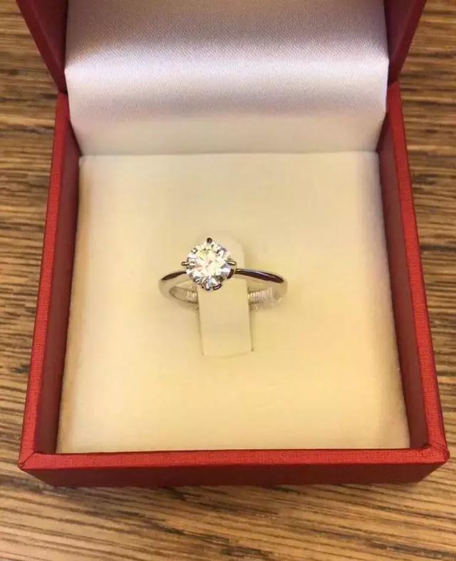 YY电母小U哈与土豪虫哥步入婚姻殿堂，朋友圈晒婚戒幸福满满！