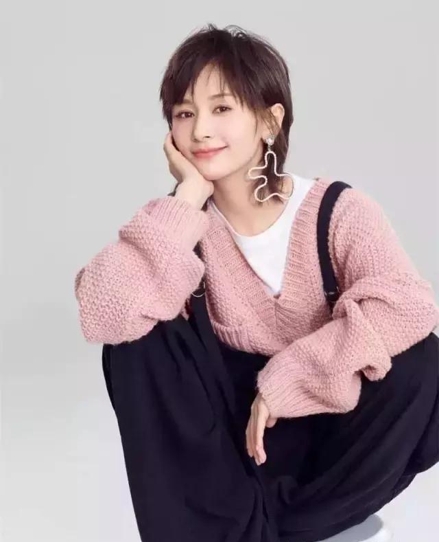 剪了短发之后火到不行,然后就一直保持这款高层次碎短发