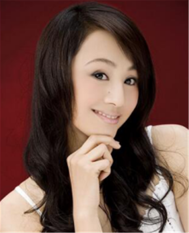 化妆师逆袭央视主持,为婚姻抛事业,今44岁整容失败但跑车不变