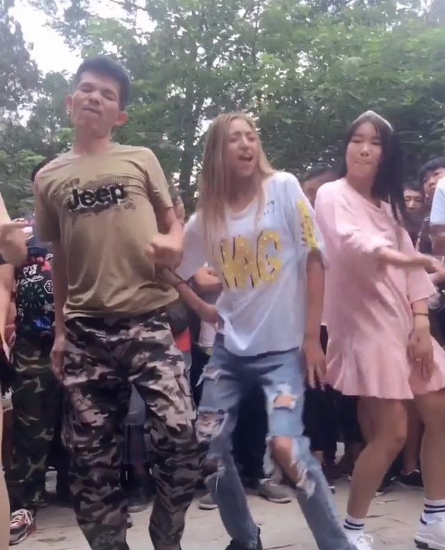 被称为"河南舞神";"亚洲舞王"的刘东立重新出山,引领潮流
