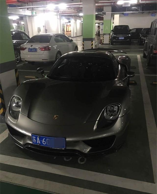 王思聪同款保时捷918惊现南京街头