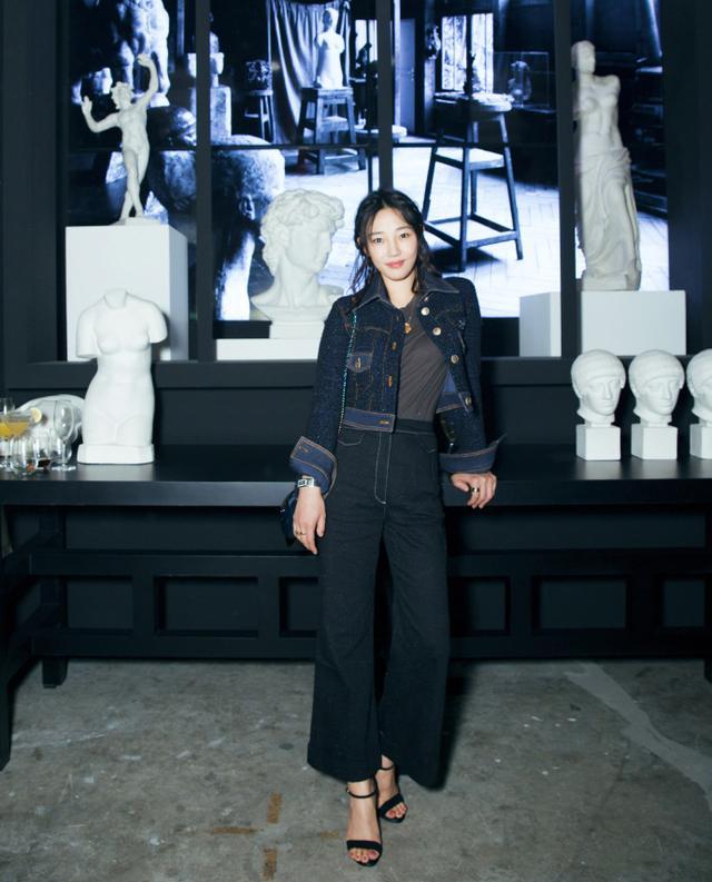 白百何亮相牛仔衣配阔腿裤展高挑好身材,美的无可挑剔