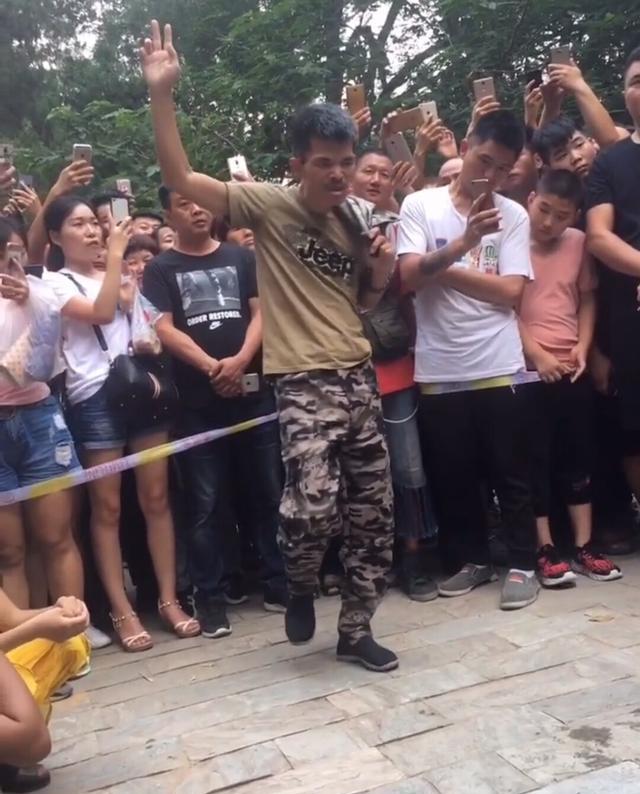 被称为"河南舞神";"亚洲舞王"的刘东立重新出山,引领潮流