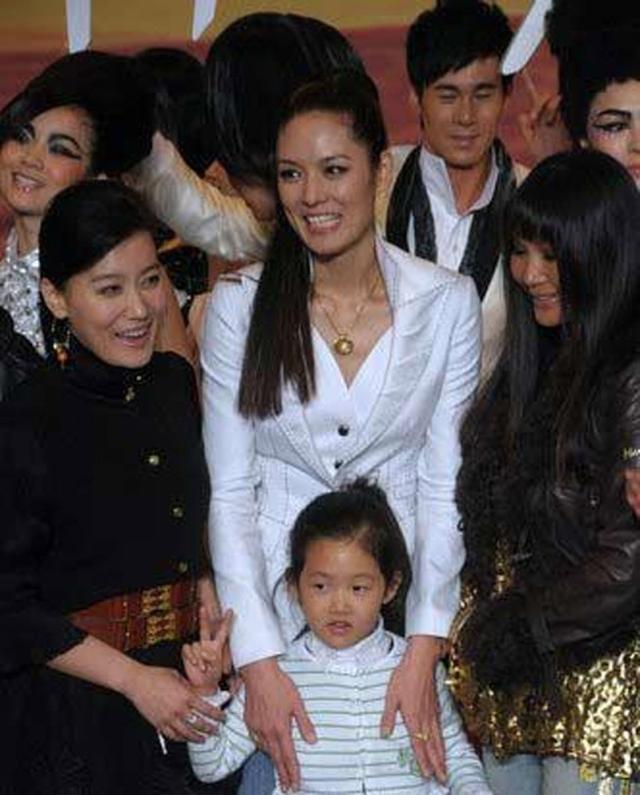 曾是郎昆第三任妻子, 被抛弃后独自带女儿, 如今14岁女儿走t台了