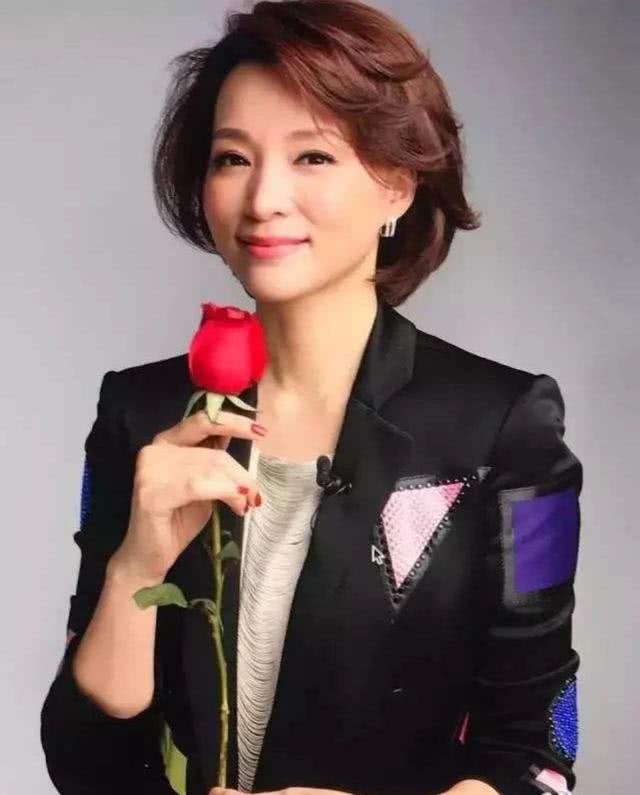 董卿素颜上街无人识,是路人太瞎?你能认出来吗?