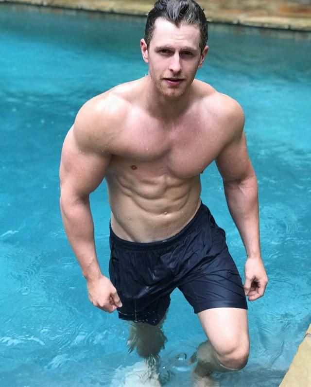 出生就少一块胸肌,衣服都不敢脱,却苦练成健美肌肉男