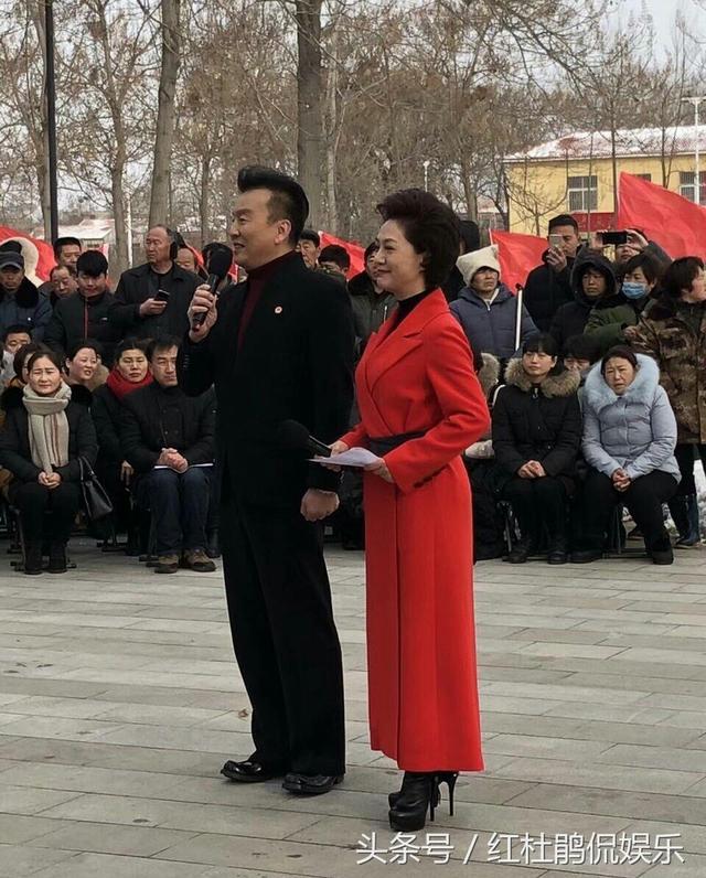 海霞张泽群任鲁豫李思思在河南兰考主持节目,海霞的超高跟鞋亮了