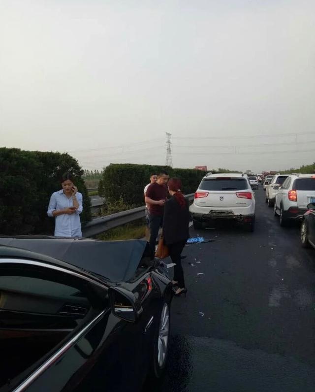 60万的宝马追尾6万块的宝骏SUV，大家看看谁的质量过硬？