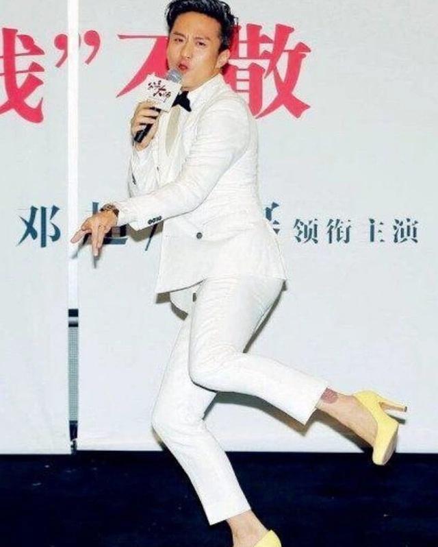 居然找到了鹿晗上节目穿高跟鞋的图片,额,鹿爷不要被你爸带坏了