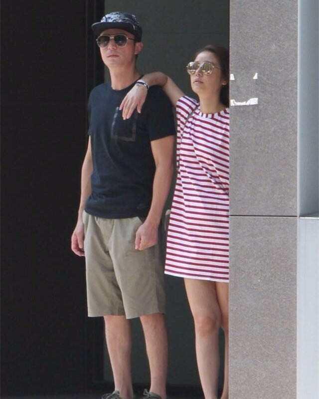 林心如疑怀二胎, 不仅宽松衣裙小腹微凸, 霍建华还亲自搀扶入车