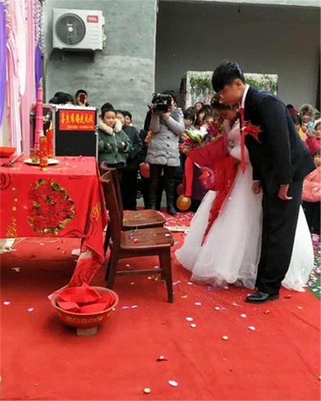 农村18岁小新郎娶17岁小新娘,新娘迷茫捧花,对未来一
