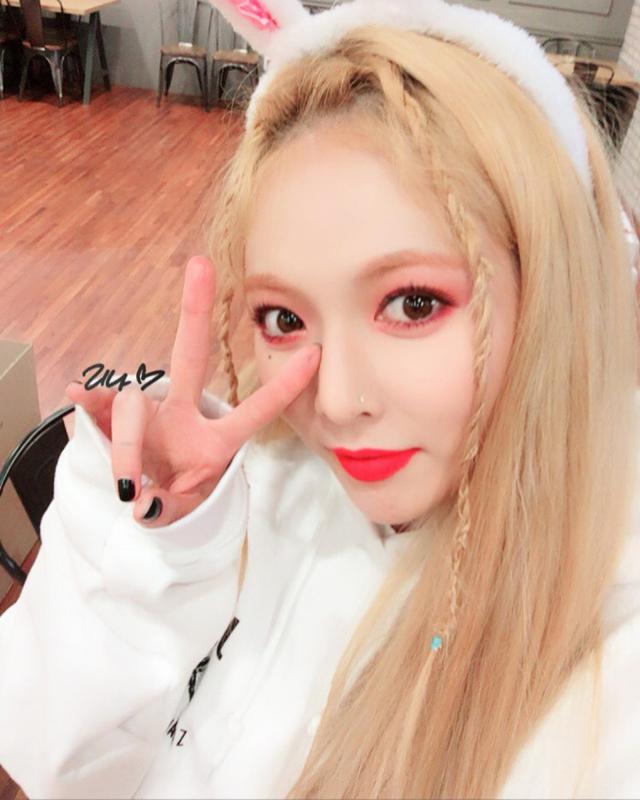 泫雅宣美腿太美,而我更关注她们的同款妆容