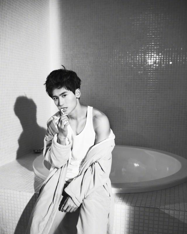 张哲瀚微博发照片,引网友热议喊话:再露肉脱粉