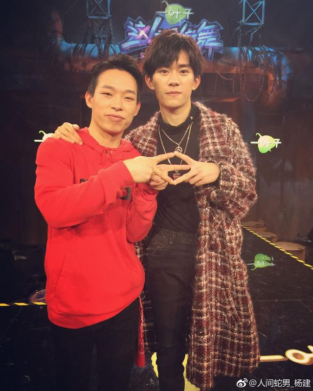 易烊千玺又与街舞队员比爱心,最近频繁秀恩爱