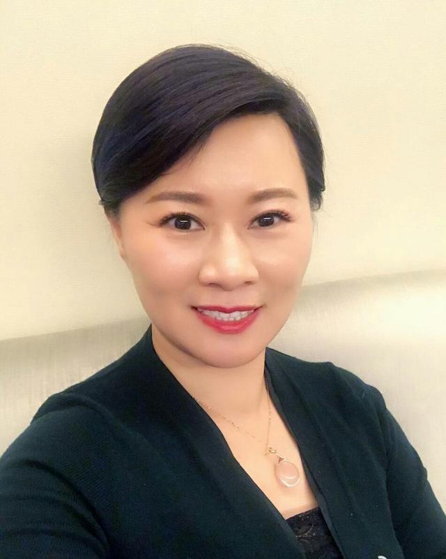 没想到赵海燕生活里这么漂亮，一家人合照中儿子颜值实力抢镜