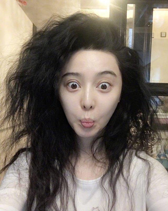 两个女明星都40岁了还不服老, 网友: 我95年的